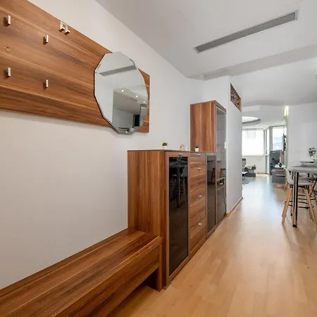 Modern Vienna Gate With Balcony & Free Parking Apartment