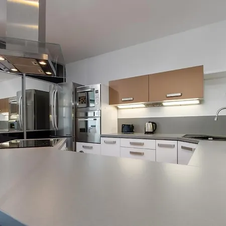 Modern Vienna Gate With Balcony & Free Parking Apartment *