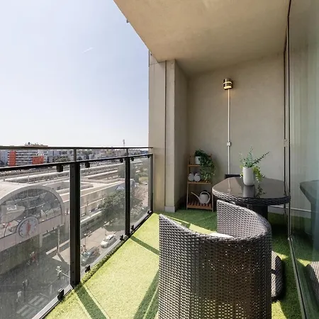 Modern Vienna Gate With Balcony & Free Parking Apartment *