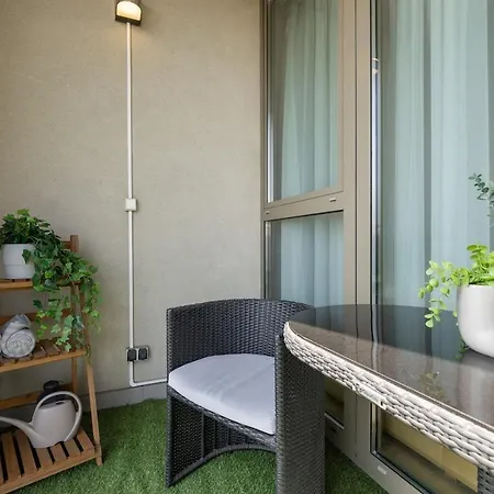 Modern Vienna Gate With Balcony & Free Parking Apartment *